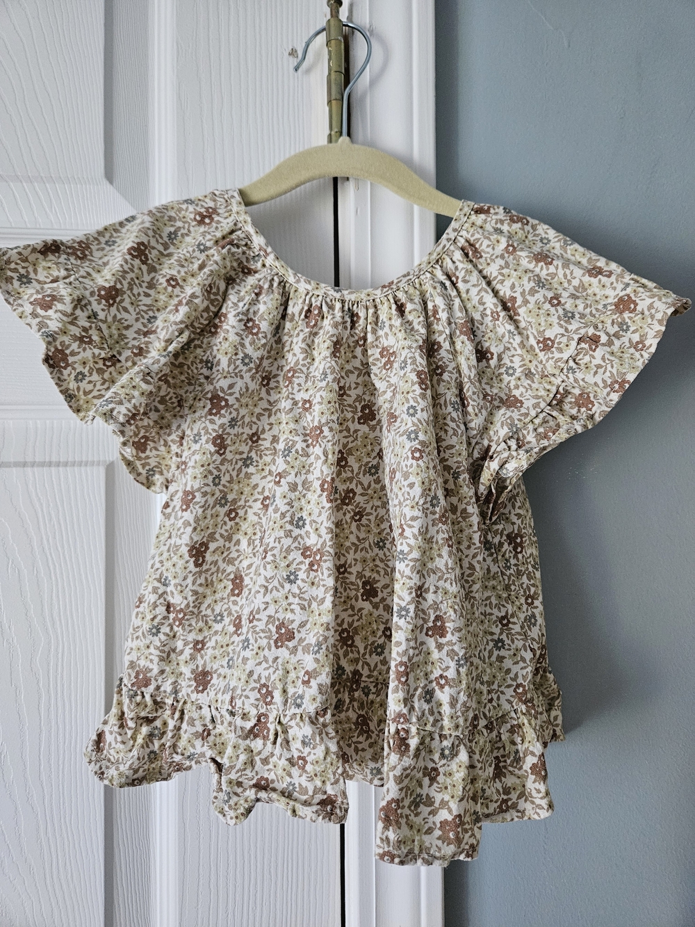 Rylee + Cru Floral Ruffle Sleeve Blouse in Cream, Tan & Green